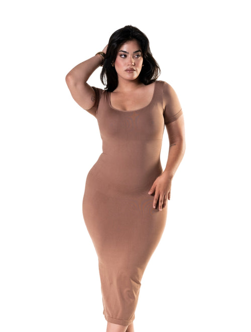 Body Midi Elegante com Shapewear e Abertura Lateral de Manga Curta