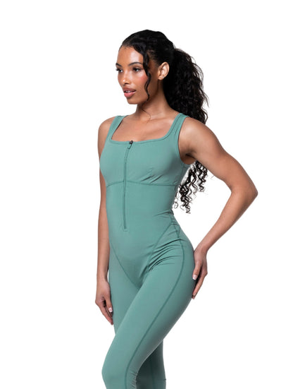 Traje con cremallera frontal