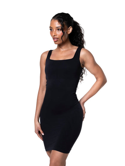 Elegante minivestido sem costuras com sofisticado decote quadrado